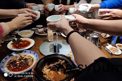 訢銘(ming)颺(yang)五金(jin)傢(jia)人(ren)年尾(wei)聚(ju)餐(can)